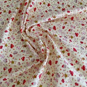 Può includere: Tessuto color crema con un motivo ripetuto di auto rosse, case grigie, biciclette e omini stilizzati. Il tessuto ha una consistenza leggermente stropicciata, con gli elementi del design sparsi sulla superficie. Piccoli accenti verdi e arancioni aggiungono tocchi di colore.