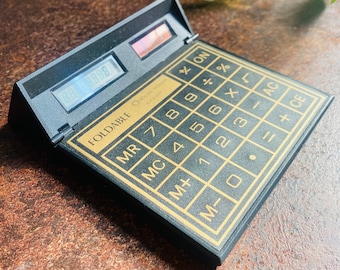 Calculadora y reloj/calendario vintage plegable con energía solar