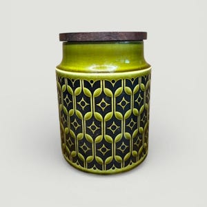 Puede incluir: Un letrero de madera hecho a mano con el texto "Welcome to our home" en un estilo manuscrito. El letrero está pintado de blanco con un marco teñido oscuro y un pequeño corazón decorativo.