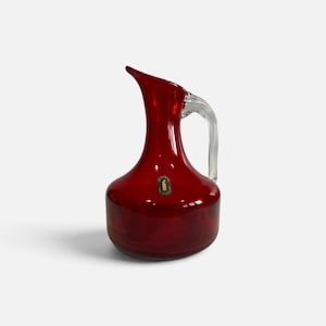 Jarra de vidro Whitefriars Ruby Red 9718 com bico de pardal, vintage de meados do século XX, 1974.