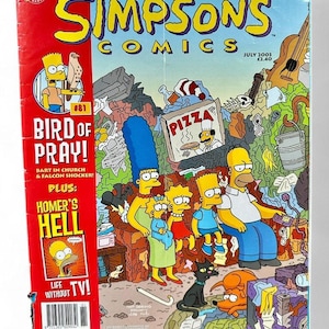 Könnte beinhalten: Das Cover des Simpsons-Comics zeigt eine gelbe Zeichentrickfamilie, darunter Homer, Marge, Bart, Lisa und Maggie, die auf einem Sofa sitzen, umgeben von Müll. Der Covertext lautet "Simpsons Comics #81 Bird of Prey!" und "Homer's Hell".