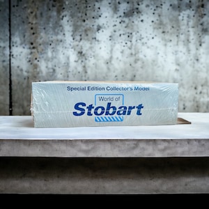 Op de afbeelding: Een witte doos met blauwe tekst die "Special Edition Collector's Model World of Stobart" zegt.