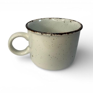 Op de afbeelding: Crèmekleurige keramische mok met een afgeronde body en een handvat. De rand en de randen van het handvat hebben een donkerbruine rand. De mok heeft een gespikkelde textuur en is geschikt voor koffie, thee of andere dranken.