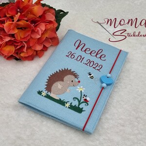 U-Hefthülle bestickt mit Impfpassfach, Igel, Untersuchungshefthülle personalisiert, Name, Mädchen, Jungen Igel mit Blumen, Stickerei, 2 in 1