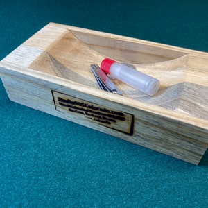 Handgefertigter SCHLÜSSEL- / WALLET- / Geldwechsel-Kartenhalter mit Aussparung Colorado Beetle Kill Ponderosa Pine / Nachhaltig produziertes Holz