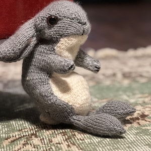 編み物のウサギのぬいぐるみ