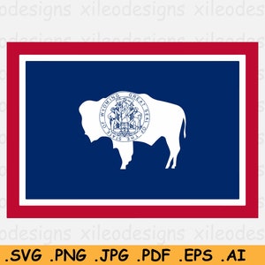 Può includere: La bandiera del Wyoming presenta un campo blu con un contorno bianco e un bordo rosso. Il sigillo dello stato è centrato sul campo blu, raffigurando un bufalo bianco con le parole "Grande Sigillo dello Stato del Wyoming" intorno.