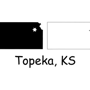 Könnte beinhalten: Eine Schwarzweiß-Umrisskarte des Bundesstaates Kansas mit einem Stern, der die Lage von Topeka, Kansas, markiert. Der Text "Topeka, KS" steht unter der Karte.