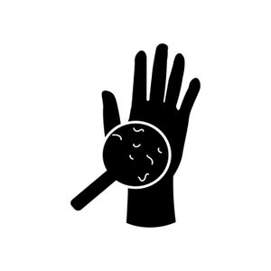 Könnte beinhalten: Schwarz-weiße Silhouette einer Hand mit einer Lupe über einem Hautstück. Die Lupe zeigt eine Nahaufnahme der Hautstruktur.