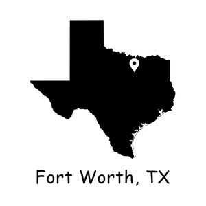Op de afbeelding: Een zwart-witte kaart van Texas met een witte pin die de locatie van Fort Worth, TX markeert. De tekst "Fort Worth, TX" staat onder de kaart.