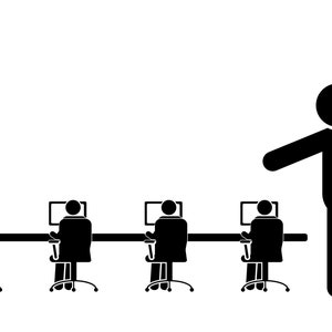 Il capo fa pressione sui dipendenti in un ambiente di lavoro stressante, supervisore arrabbiato, punto di vista del manager, download digitale istantaneo svg png eps