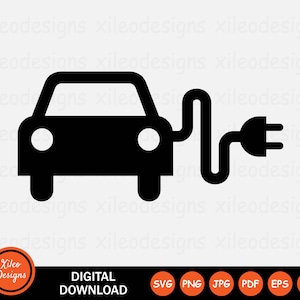 Puede incluir: Silueta negra de un coche eléctrico con un cable de carga y un enchufe. La imagen incluye el texto "DESCARGA DIGITAL" e iconos de tipo de archivo. Un logotipo circular con el texto "Xileo Designs" está en la esquina inferior izquierda.