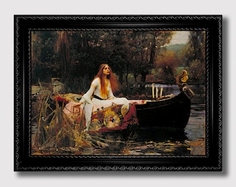 Op de afbeelding: Een schilderij van een vrouw in een witte jurk die in een boot op een rivier zit. De vrouw heeft lang rood haar en kijkt naar links. De boot is donker en heeft een gegraveerde houten boeg. De rivier is kalm en er zijn bomen aan beide kanten.