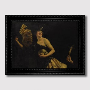 Pode incluir: Uma mulher com um vestido preto e dourado segura um crânio na mão esquerda e um leque na mão direita. Ela está usando uma coroa de penas e uma expressão dramática no rosto. O fundo é escuro e misterioso.