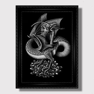 Può includere: Un'illustrazione in bianco e nero di un drago con le ali, in piedi su un letto di cristalli. Il drago è raffigurato in uno stile dettagliato e intricato, con un'espressione feroce.