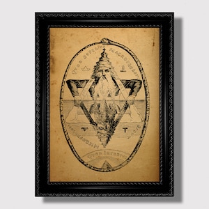 Może przedstawiać: Winietkowa czarno-biała ilustracja mężczyzny z długą brodą i koroną, siedzącego w trójkącie z napisami "QVOD SVPERIVS" i "MACRO PROSO-PON" napisanymi wokół trójkąta. Obraz jest oprawiony w czarną ramę.