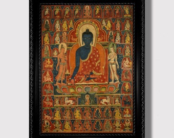 Può includere: Un dipinto incorniciato che raffigura un Buddha blu seduto in posizione di loto, circondato da un mandala di figure e simboli più piccoli. Il dipinto è su uno sfondo rosso e dorato.