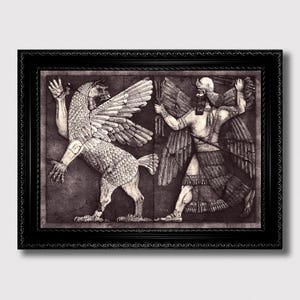 Puede incluir: Una impresión en relieve en tonos sepia enmarcada que representa dos figuras aladas. Una es una criatura mítica con cuerpo de león y cabeza humana. La otra es una figura humana con alas, sosteniendo objetos. El marco es negro con un patrón decorativo.