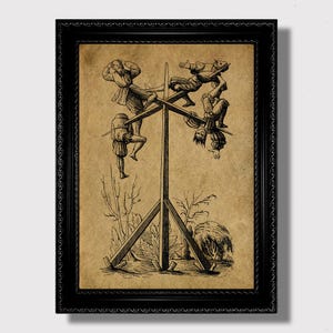 Puede incluir: Una impresión vintage enmarcada con un marco negro ornamentado. La obra de arte en tonos sepia representa varias figuras en una estructura de madera, algunas colgadas boca abajo. La ilustración tiene un estilo antiguo detallado, con un enfoque en las figuras y la estructura de madera.