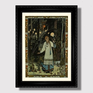 Puede incluir: Una ilustración vintage de una mujer con un vestido blanco y una falda azul de pie en un bosque. Ella sostiene una linterna y hay hongos brillantes en el fondo. La ilustración está enmarcada en un marco negro.