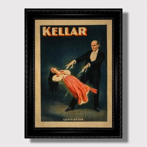 Puede incluir: Un póster vintage enmarcado que muestra a un mago realizando un acto de levitación. El póster tiene la palabra "KELLAR" en letras naranjas en la parte superior. Una mujer con un vestido rojo flota en el aire, mientras un hombre en esmoquin gesticula. La palabra "LEVITATION" está en la parte inferior.