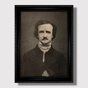 Puede incluir: Un retrato en blanco y negro de Edgar Allan Poe en un marco. Poe lleva un traje oscuro y una corbata blanca. El retrato está sobre un fondo oscuro.