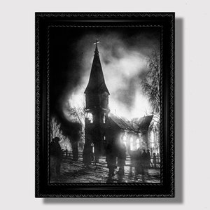 Incendio en una antigua iglesia. Impresión de arte fotográfico de archivo vintage.