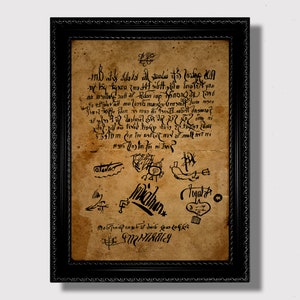 Puede incluir: Una impresión enmarcada de un viejo documento parecido al pergamino con texto escrito a mano y símbolos en tinta negra. El texto incluye las palabras "msidan iup", "Frift", "birt dri", "TAJ illi Frir fl", "xilat zill no tivi tsoup time to", "91 Rotni faini Fin", "Catsvars", "hols immp ingots drib geloq" y "IS SUMNTANICA".