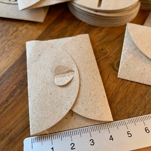 50 MINI Umschläge Herzverschluss Aus zartem Graspapier kleine Briefumschläge 6,2 x 4,4 cm Hochzeit Goodies Adventskalender Bild 3