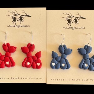 Pendientes colgantes de perro globo de arcilla polimérica - Rojo o azul con corazones blancos