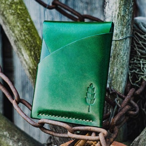 Buttero groene gepersonaliseerde lederen kaarthouder, plantaardig tan Buttero leer, minimalistische slanke herenportemonnee, unisex EDC handgemaakte portemonnee