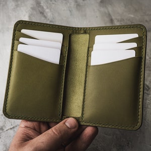Vertikale Bifold-Brieftasche aus Leder, minimalistische schlanke Luxusbrieftasche