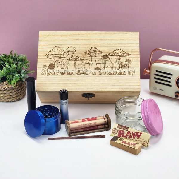 Fila di funghi Boho su scatola di legno con tritatutto, barattolo antiodore, accendini e altro / Confezione regalo erba, regalo per sballati