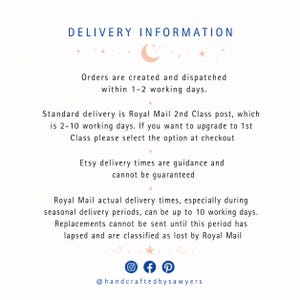 K&ouml;nnte beinhalten: Wei&szlig;er Hintergrund mit Text, der &bdquo;LIEFERINFORMATIONEN&ldquo; anzeigt. Der Text beschreibt die Auftragsbearbeitung und Versandzeiten, einschlie&szlig;lich Royal Mail 2nd Class und 1st Class Optionen. Social-Media-Symbole befinden sich unten.
