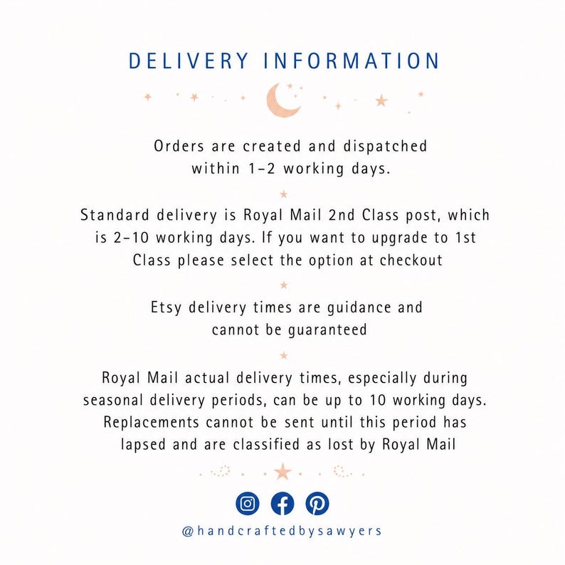 K&ouml;nnte beinhalten: Wei&szlig;er Hintergrund mit Text, der &bdquo;LIEFERINFORMATIONEN&ldquo; anzeigt. Der Text beschreibt die Auftragsbearbeitung und Versandzeiten, einschlie&szlig;lich Royal Mail 2nd Class und 1st Class Optionen. Social-Media-Symbole befinden sich unten.