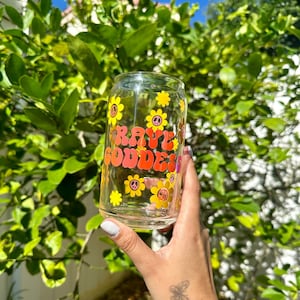 Rave Göttin | Bierdose Glas | trippy | rave | ästhetisch | Kaffeeliebhaber | Disco