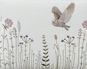 Image encadrée de chouette effraie et de fleurs des prés. Art textile brodé original fait à la main dans les Yorkshire Dales par Kerry Pilkington