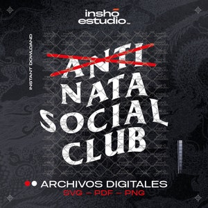 Könnte beinhalten: Ein schwarz-weißes Grafikdesign mit dem Text "ANTI SOCIAL SOCIAL CLUB" in weißen Buchstaben, wobei ein roter Strich das Wort "ANTI" durchstreicht. Der Text befindet sich auf einem schwarzen Hintergrund mit einem Muster aus weißen und grauen Formen. Der Text "insho estudio" befindet sich in der oberen linken Ecke in weißen Buchstaben mit einem roten Akzent. Der Text "ARCHIVOS DIGITALES" ist in weißen Buchstaben mit einem roten Punkt und der Text "SVG - PDF - PNG" ist in weißen Buchstaben darunter.