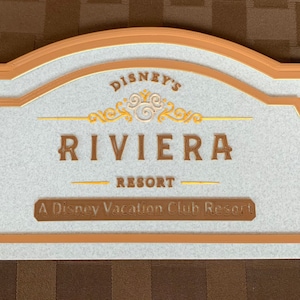 Riviera Resort Schild