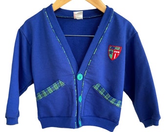 Kardigan dziecięcy w stylu vintage z lat 80. w kolorze królewskiego błękitu w kratę, z naszywką z herbem, w stylu preppy collegiate 4T