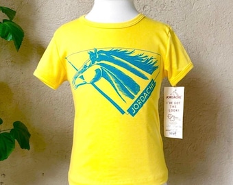 Maglietta vintage anni '80 Jordache Kids, nuova con etichette, con grafica del cavallo giallo, taglia S (non usata).