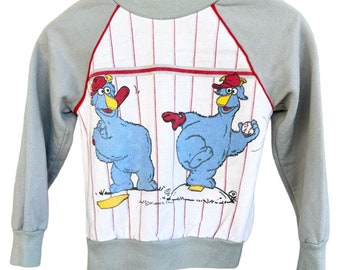 1980er Jahre Grau-Weißes Sesamstraße Baseball-Sweatshirt mit blauen Muppet Honkers | Hergestellt in den USA | 2T