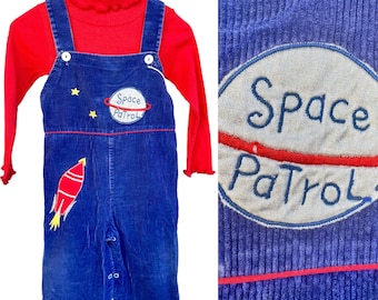 1980s Blau Cord Space-Themed Overall mit koordinierenden roten Rollkragen | Toby Tots Ausgefallene | 24M