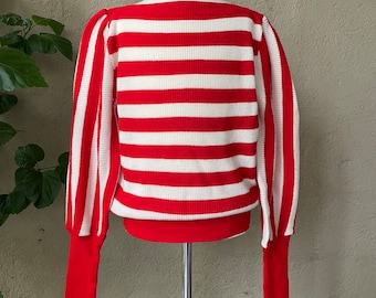 Sweter w stylu vintage z lat 80. w czerwono-białe paski z łódkowym dekoltem – dzianinowy sweter z bufiastymi rękawami
