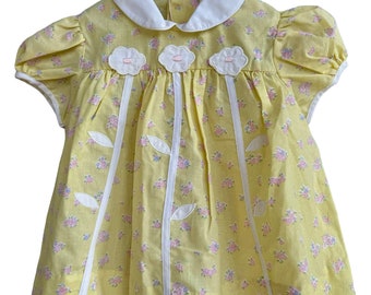 Robe jaune pâle fleurie rose à manches courtes avec col et appliqués floraux | 24 millions