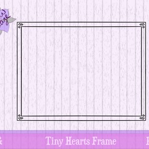 Op de afbeelding: Een zwart frame met kleine hartdetails op een witte houtnerf achtergrond. De tekst "Tiny Hearts Frame" staat onderaan de afbeelding.