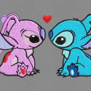 Pode incluir: Imagem bordada de dois personagens de desenhos animados, Stitch e Angel, em um abraço amoroso. Stitch é azul com um único olho grande, e Angel é rosa com um único olho grande. Ambos estão sentados com os braços um ao redor do outro. Um coração vermelho flutua acima deles.