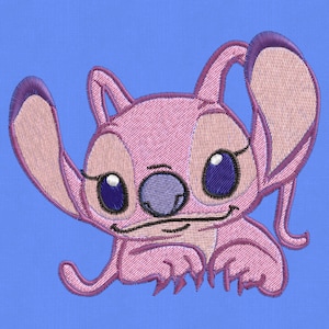 Puede incluir: Personaje Stitch bordado en rosa con ojos azules y nariz morada. El personaje está sentado con los brazos cruzados y tiene una expresión feliz.