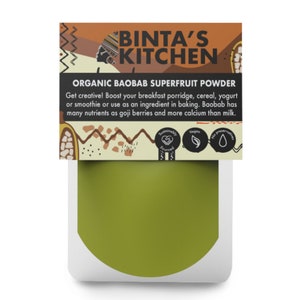 Op de afbeelding: Een groene zak met een label waarop staat "BINTA'S KITCHEN ORGANIC BAOBAB SUPERFRUIT POWDER". Het label bevat ook de tekst "Wees creatief! Geef je ontbijtpap, ontbijtgranen, yoghurt of smoothie een boost of gebruik het als ingrediënt tijdens het bakken. Baobab heeft veel voedingsstoffen zoals gojibessen en meer calcium dan melk." Het label heeft ook drie pictogrammen: "Duurzaam geproduceerd", "Vegan" en "Geen conserveermiddelen".