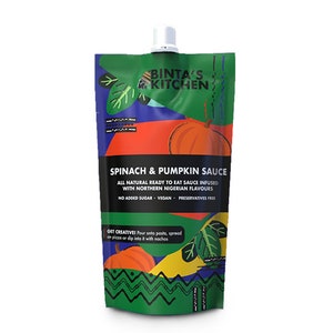 Op de afbeelding: Een zakje met spinazie- en pompoensoep met een kleurrijk ontwerp. Het zakje is gelabeld met "BINTA'S KITCHEN" en "SPINACH & PUMPKIN SAUCE". De tekst vermeldt ook "ALL NATURAL READY TO EAT SAUCE INFUSED WITH NORTHERN NIGERIAN FLAVOURS", "NO ADDED SUGAR", "VEGAN" en "PRESERVATIVES FREE".